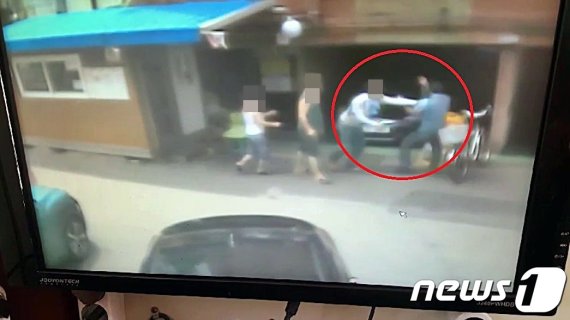 일가족이 경비원을 상대로 폭언 및 폭행하는 장면이 찍힌 CCTV 화면 캡쳐(독자 제공)2019.6.17/뉴스1 © News1 박아론 기자