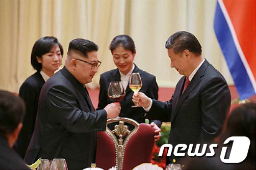김정은 북한 국무위원장(왼쪽)과 시진핑 중국 국가주석. (노동신문) 2018.5.9/뉴스1