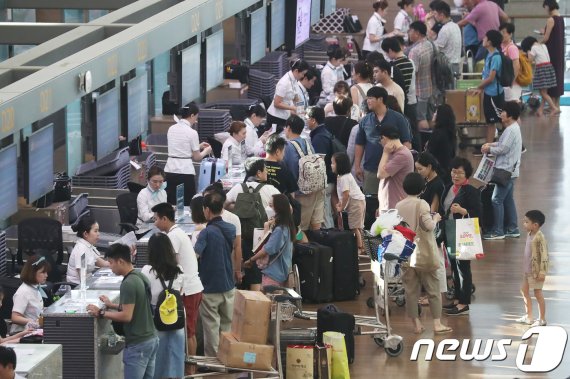 여행객들로 붐비는 인천국제공항 제1여객터미널. 2018.7.29 /뉴스1 © News1 임세영 기자