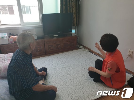 인공지능 돌봄서비스를 받고 있는 김정식씨(76세, 가명, 왼쪽)와 박주은 케어매니저가 인공지능 스피커를 사용해보고 있다. © 뉴스1 강은성 기자