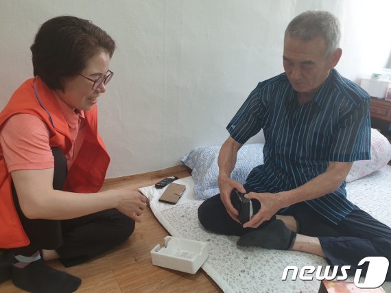 인공지능 돌봄서비스를 받고 있는 김정식씨(76세, 가명, 오른쪽)와 박주은 케어매니저. 강은성기자© 뉴스1