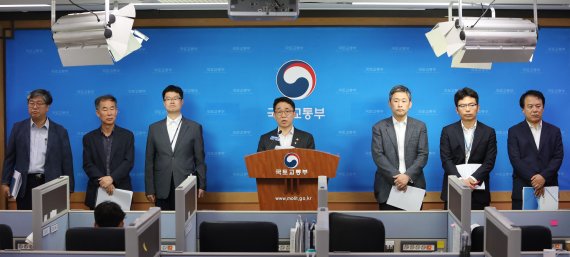 박선호 국토교통부 제1차관이 18일 정부세종청사 국토부 기자실에서 '지속가능한 기반시설 안전강화 종합대책' 브리핑을 하고 있다.