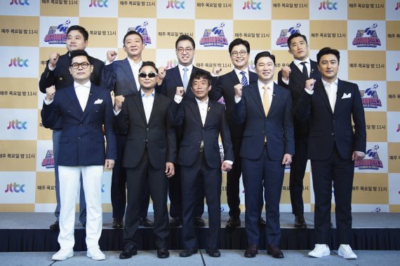 왼쪽 위부터 시계방향으로 양준혁, 허재, 이만기, 김성주, 김동현, 안정환, 진종오, 심권호, 이봉주, 김용만 JTBC '뭉쳐야 찬다' 제공 © 뉴스1
