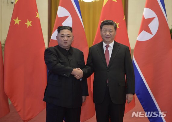 지난 1월 김정은(왼쪽) 북한 국무위원장이 중국을 방문해 베이징 인민대회당에서 시진핑 국가주석과 회담에 앞서 악수하며 포즈를 취하고 있다. /사진=뉴시스
