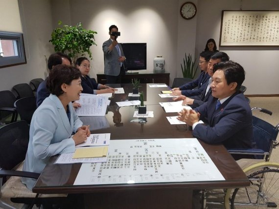 원희룡 제주도지사가 18일 김현미 국토교통부장관을 만나 제주 제2공항 운영권 참여 방안을 공식 건의했다.