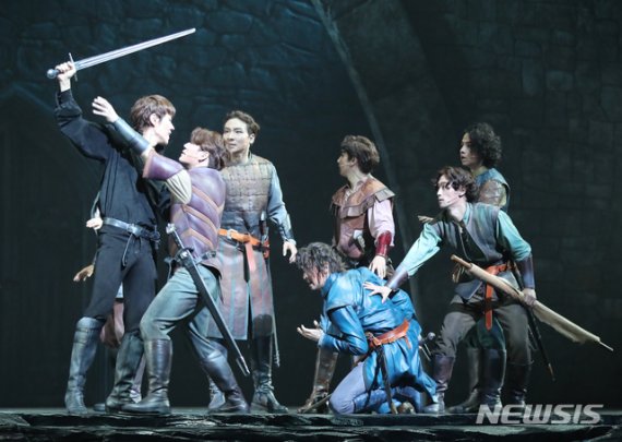 【서울=뉴시스】조수정 기자 = 배우 카이, 박강현 등 배우들이 18일 오후 서울 종로구 세종문화회관에서 열린 뮤지컬 '엑스칼리버' 프레스콜에서 열연하고 있다. 뮤지컬 엑스칼리버는 6월 15일부터 8월 4일까지 세종문화회관 대극장에서 공연한다. 2019.06.18. chocrystal@newsis.com <저작권자ⓒ 공감언론 뉴시스통신사. 무단전재-재배포 금지.> /사진=뉴시스화상