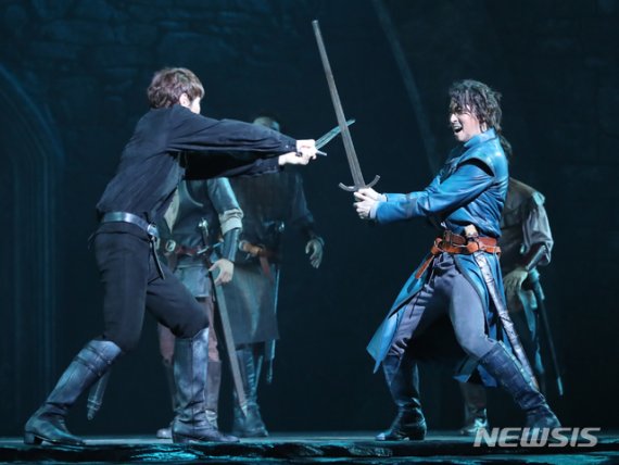 【서울=뉴시스】조수정 기자 = 배우 카이, 박강현이 18일 오후 서울 종로구 세종문화회관에서 열린 뮤지컬 '엑스칼리버' 프레스콜에서 열연하고 있다. 뮤지컬 엑스칼리버는 6월 15일부터 8월 4일까지 세종문화회관 대극장에서 공연한다. 2019.06.18. chocrystal@newsis.com <저작권자ⓒ 공감언론 뉴시스통신사. 무단전재-재배포 금지.> /사진=뉴시스화상