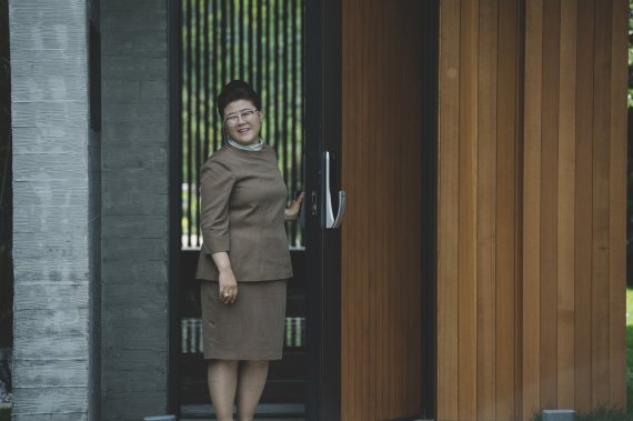 영화에서 배우 이정은이 북한 아나운서를 흉내내는 장면이 나온다<영화 기생충 스틸사진> © 뉴스1