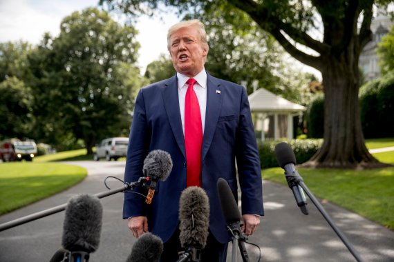 President Donald Trump speaks to reporters before boarding Marine One on the South Lawn of the White House in Washington, Tuesday, June 18, 2019, for a short trip to Andrews Air Force Base, Md., and then on to Orlando, Fla. for a rally. (AP Photo/Andrew Harnik) /뉴시스/AP