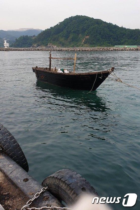 삼척항 부두 근처에 떠있는 북한 선박. (독자 제공) 2019.6.19/뉴스1 © News1 서근영 기자