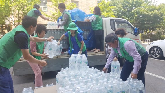 자원봉사자들이 수돗물 적수 피해를 입은 인천 서구지역에서 생수를 배달하며 자원봉사 활동을 펼치고 있다.