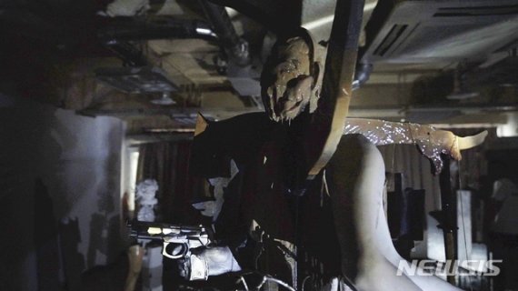 【서울=뉴시스】최하늘, 초국가를 위한 내일의 원근법 모듈_남성성(인간) 재고(부분), 2019, MDF, 마네킹, 철제좌대, 스텐봉, 각종 오브제, 실리콘, 스카치 등, 230×120×120cm, 국립현대미술관 제공