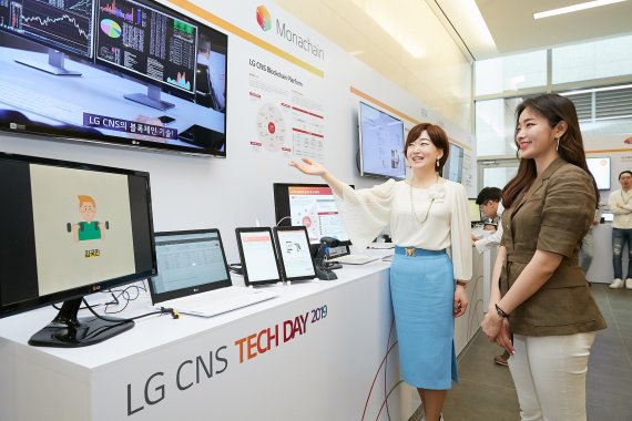 김기영 LG CNS 블록체인사업 단징(왼쪽)이 블록체인 기반 결제서비스 '마곡 폐이'를 시연하고 있다. LG CNS 제공