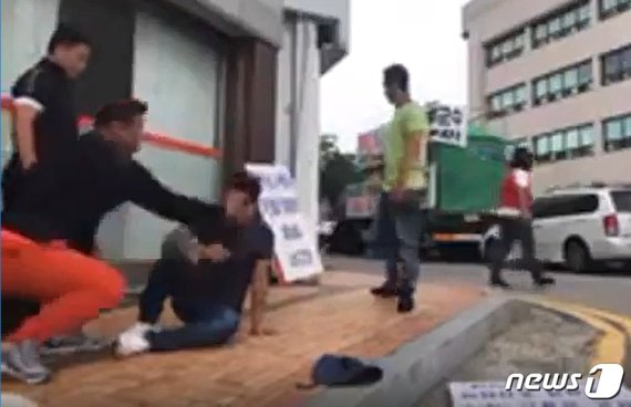 1인 시위자 폭행 '멀뚱멀뚱' 구경한 경찰의 최후