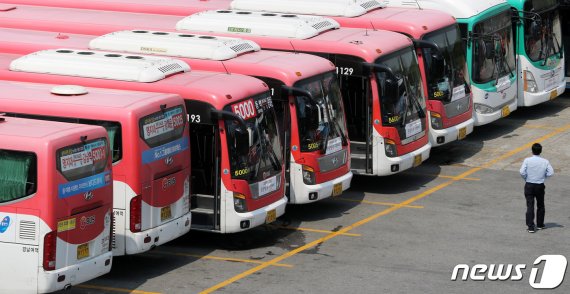 경기도 용인시 처인구의 한 버스업체 차고지에 버스들이 정차돼 있다. © News1 조태형 기자