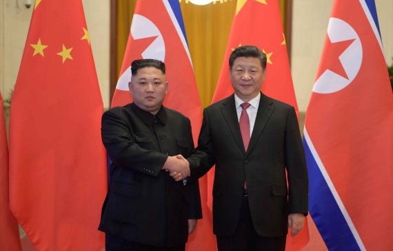 김정은 북한 국무위원장(왼쪽)과 시진핑 중국 국가주석이 지난 1월 김 위원장의 4차 방중 당시 만나 악수를 하고 있다. 김 위원장은 시 주석을 북한에 공식 초청했고 시 주석은 이에 응했다. 뉴시스