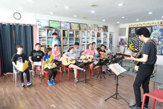두드림 장애인 학교의 기타 동아리 '이빠진 동그라미' 학생들이 오는 7월 12일 열리는 제1회 오티즘 엑스포 공연을 앞두고 연습하고 있다.
