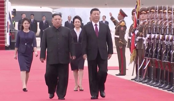 북한을 방문한 시진핑 중국 국가주석(앞줄 오른쪽)이 20일 평양 순안공항에 도착해 마중 나온 김정은 북한 국무위원장과 나란히 걸어가며 의장대를 사열하고 있다. 시 주석은 이번 방북에 부인 펑리위안 여사(뒷줄 오른쪽)와 동행했으며 김 위원장의 부인인 리설주 여사(뒷줄 왼쪽)도 이날 공항까지 나와 시 주석 부부를 환영했다. CCTV AP 뉴시스