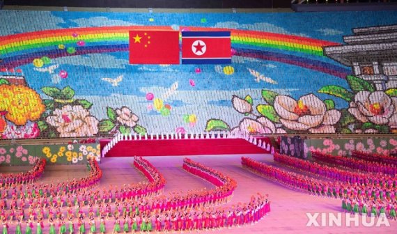 【평양=신화/뉴시스】북한 평양 능라도 5·1 경기장에서 20일 중국과 북한의 우애를 주제로 한 집단체조 및 공연이 펼쳐지고 있다. 시진핑 중국 국가주석 부부는 이날 김정은 국무위원장 부부와 함께 집단체조와 예술공연을 관람했다. 2019.06.21
