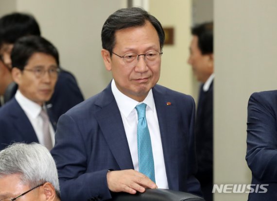 김종갑 한국전력 사장이 지난해 6월 한전 이사회에 참석하는 모습. 당시 한전 이사회는 여름철 전기요금 누진제 개편 결정을 보류했다. 뉴시스
