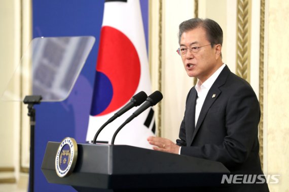 문재인 대통령이 21일 청와대 영빈관에서 한국자유총연맹 임원 초정 오찬 행사에 참석하여 인사말을 하고 있다. /사진=뉴시스