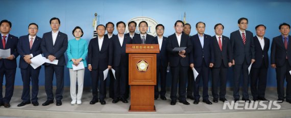 【서울=뉴시스】고승민 기자 = 21일 서울 여의도 국회에서 자유한국당 대구경북발전협의회 의원들이 가덕도 신공항 재추진 관련 기자회견을 하고 있다. 2019.06.21.kkssmm99@newsis.com
