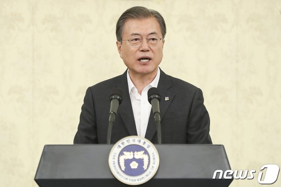 文대통령 "획일적 장애등급제 폐지... 맞춤형 서비스 지원"