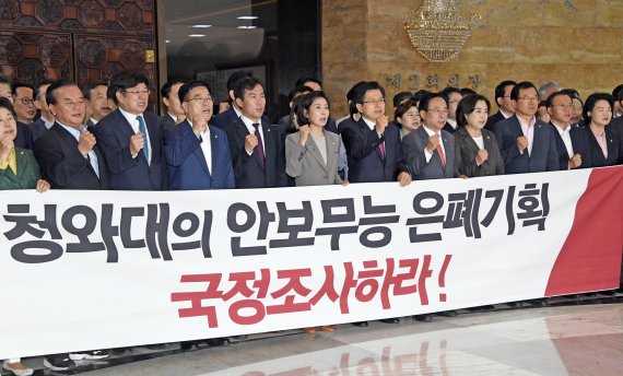 황교안 자유한국당 대표, 나경원 원내대표 등이 21일 서울 여의도 국회 로텐더홀에서 北목선 남하와 관련해 軍안보 문제 및 국정조사를 촉구하고 있다. 사진=박범준 기자