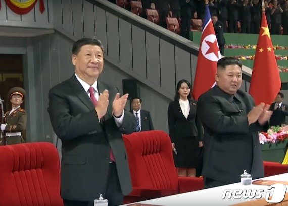 시진핑 중국 국가주석과 김정은 북한 국무위원장이 20일 평양 능라도 5·1경기장에서 열린 집단체조·예술공연을 관람하며 박수치고 있다.(CCTV 캡쳐) 2019.6.21/뉴스1