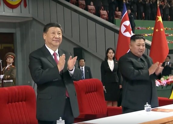 시진핑 중국 국가주석과 김정은 북한 국무위원장이 20일 평양 능라도 5·1경기장에서 열린 집단체조·예술공연을 관람하며 박수치고 있다. /사진=뉴스1