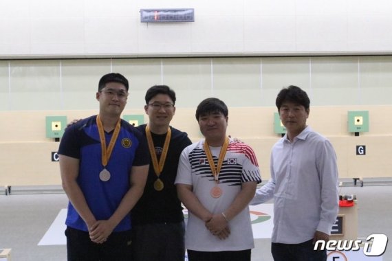 진종오(서울시청·왼쪽에서 두 번째)가 2019 한화회장배 전국 사격대회 남자 10m 공기권총에서 우승했다. (대한사격연맹 제공)© 뉴스1