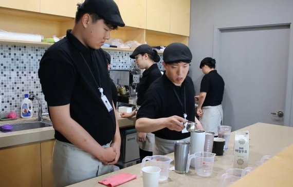 SK이노베이션의 자회사형 장애인 표준사업장 ‘행복키움’이 운영하는 ‘카페 행복’에서 장애인 근로자들이 바리스타 교육을 받고 있다.