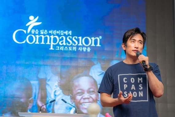 지난 21일 배우 차인표가 경기도 파주시 오산리 최자실기념금식기도원에서 열린 제29회 6·25상기 기독장병 구국성회에서 진행된 컴패션밴드 콘서트에서 군장병들을 향한 격려와 당부의 메시지를 전하고 있다.