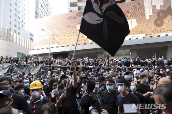 【홍콩=AP/뉴시스】홍콩 시민 1000여명이 '법죄인 인도 법안'의 완전한 철회를 요구하며 21일 다시 시위에 나섰다. 이날 시위는 홍콩 정부가 홍콩 학생조직 등 시위대가 내건 범죄인 인도법 완전 철회 시한을 무시하고 아무런 조치를 취하지 않은데 따른 것이다. 2019.06.21.