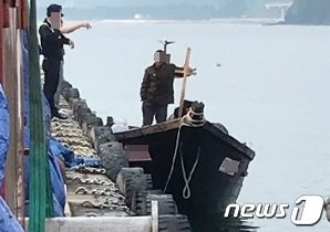 "北어선 남하 무책임…靑안보실장·국방장관 등 직무유기 고발"