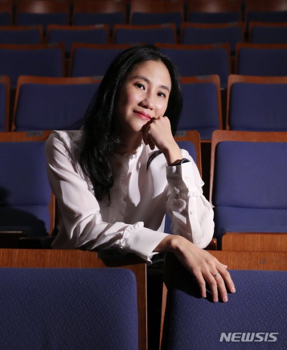 【서울=뉴시스】조수정 기자 = 국립발레단 수석무용수 김지영(41)이 퇴단을 앞두고 26일 서울 서초동 예술의전당에서 인터뷰에 앞서 빈 객석에 앉았다. 그는 "후배들에게 자리를 내어줄 때가 됐다"고 말한다. 김지영은 오는 6월 국립발레단 '지젤' 공연을 끝으로 퇴단, 경희대학교에서 후학을 양성한다. 2019.04.26. chocrystal@newsis.com