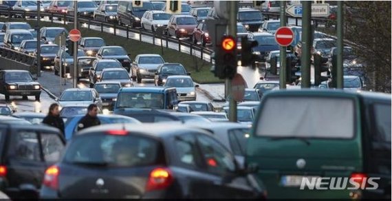【서울=뉴시스】독일 수도 베를린 행정법원이 9일 이산화질소 오염을 낮추기 위해 유로 6 배기가스 규제 기준을 충족시키지 못하는 낡은 디젤 차량의 중심가 운행을 내년 하반기 이전에 금지시키라고 판결했다. 독일에서 디젤 차량 운행 금지가 확산되고 있다. <사진 출처 : 도이체벨레> 2018.10.10
