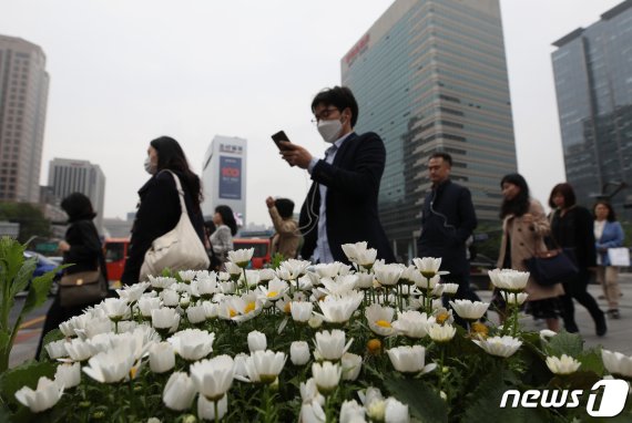 서울 광화문네거리에서 시민들이 출근하고 있다. /뉴스1 © News1 구윤성 기자