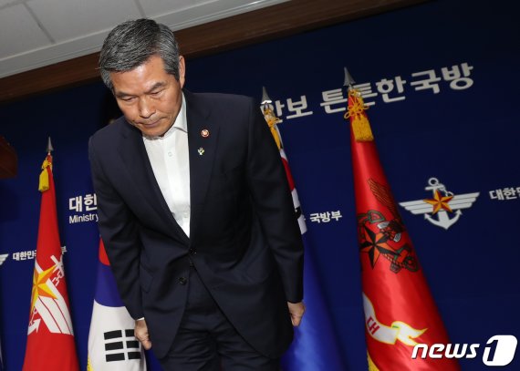 '北목선' 논란 어디까지…국방부 브리핑에 靑행정관도 참석