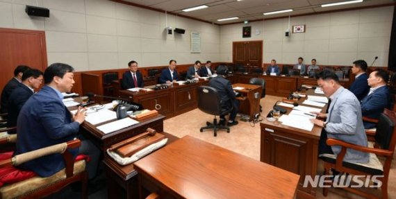 【청주=뉴시스】청주시의회 도시건설위원회 의안심사. (사진=청주시의회 제공) photo@newsis.com