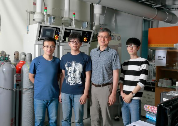 UNIST 에너지 및 화학공학부 백종범 교수팀이 중국 난징대의 부 윈페이 교수팀과 함께 연료전지에 사용하는 백금(Pt) 촉매 대신 아연(Zn)과 질소(N), 탄소(C)로 이뤄진 높은 효율의 새로운 촉매를 개발했다. 왼쪽부터 가오펑 한 UNIST 연구원, 펑 리 UNIST 연구원, 백종범 교수, 노혁준 UNIST 석박사통합과정 연구원. UNIST 제공