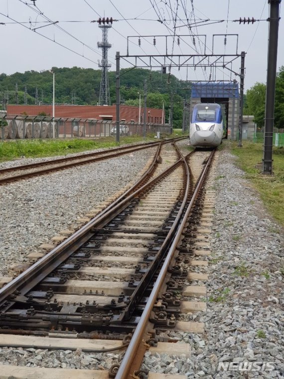 차량 점검을 받기 위해 고양 수도권철도차량정비단으로 들어오는 KTX차량.