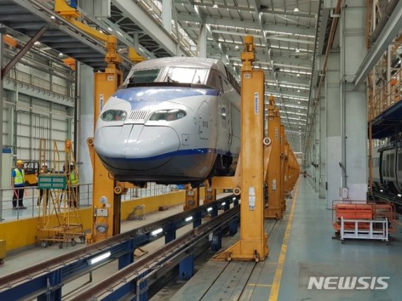 대차(바퀴 구동장치)를 교환할 때 사용하는 동시인양기.