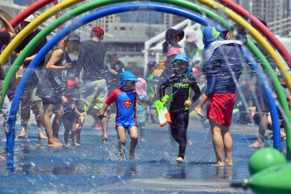 휴일인 23일 서울 중랑천 물놀이장을 찾은 어린들이 물놀이를 하며 즐거운 시간을 보내고 있다. 오는 24일에는 길이 50m 국제규격의 성인용 수영장과 25m 길이의 어린이용 수영장도 개장한다. 사진=서동일 기자