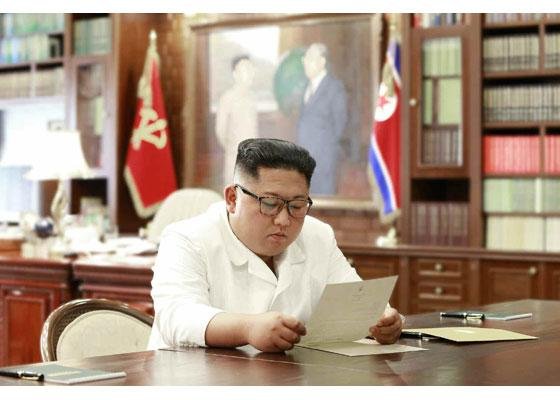 김정은 북한 국무위원장이 집무실에서 도널드 트럼프 미국 대통령의 편지를 읽고 있다. 23일 북한 노동당 기관지 노동신문은 1면 기사를 통해 이 내용에 대해 보도했다. 이 신문에 따르면 김 위원장은 편지에 "흥미로운 내용이 실려있다"면서 만족감을 표시했다. /사진=노동신문