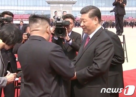 시진핑 중국 국가주석이 21일 평양 순안공항에서 김정은 북한 국무위원장의 환송을 받고 있다.(CCTV 캡쳐) 2019.6.21/뉴스1