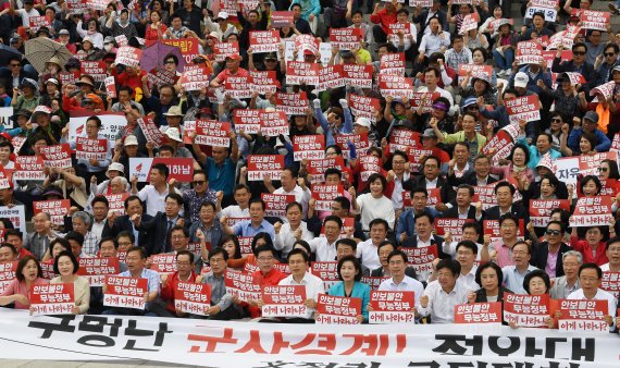 "靑·軍 '北어선 귀순'조직적 은폐" 한국당, 文정권 규탄으로 확전