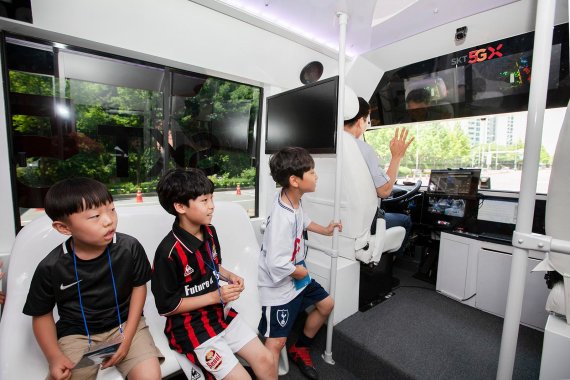 서울 상암동 인근 지역 초등학생들이 SK텔레콤의 5G 자율주행버스를 체험하고 있다. SK텔레콤 제공