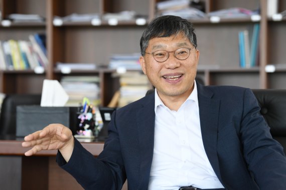 다음달 11일 취임 1주년을 맞는 강현수 국토연구원장이 세종시 국토연구원 집무실에서 파이낸셜뉴스와 만나 국가균형발전과 제5차 국토종합계획 수립 등에 대해 의견을 피력하고 있다. 사진=김범석 기자