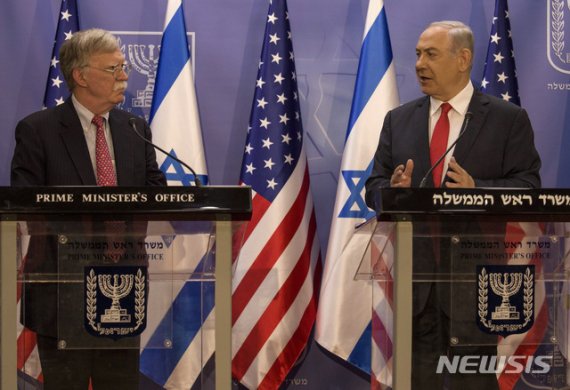 23일 네타냐후 이스라엘 총리(오른쪽)와 존 볼턴 미 안보보좌관이 공동 기자회견을 하고 있다 AP